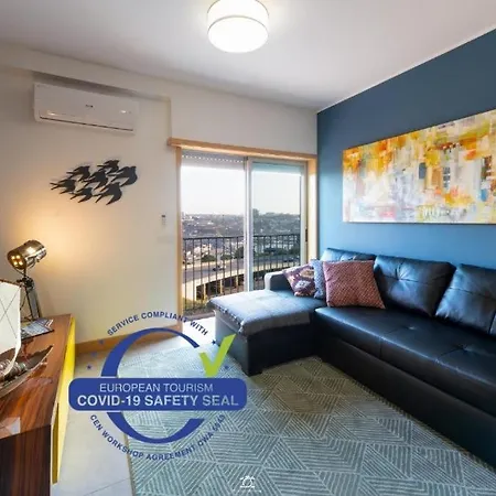 Cathedral Apartment *